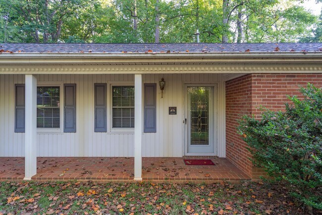 Building Photo - Quiet Cottage in Greensboro NC