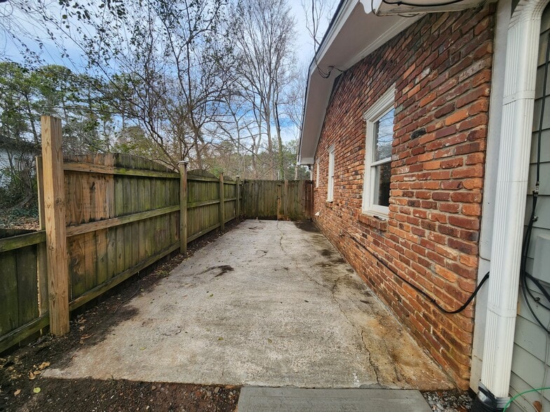Building Photo - 2942 Pangborn Rd