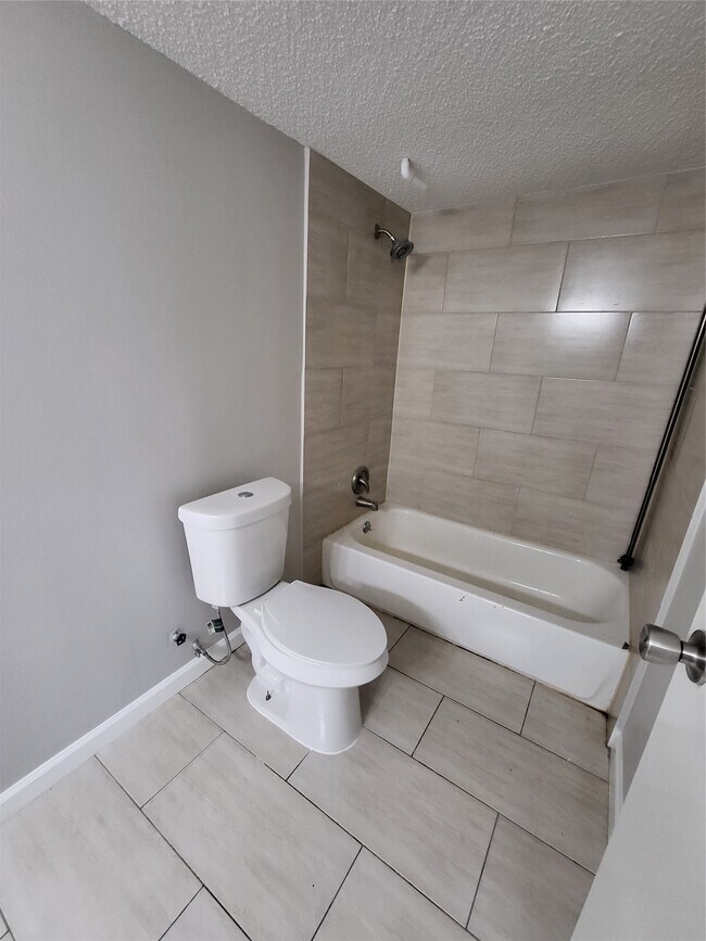 Building Photo - 2818 S Bartell Dr