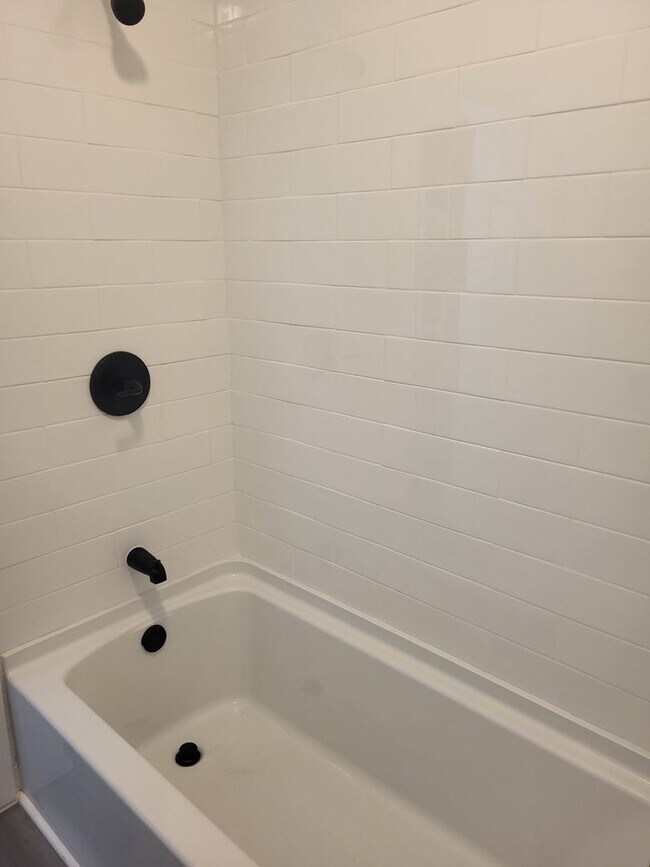 Building Photo - Newly Renovated 2 Bed, 1 Bath Home in Haze...