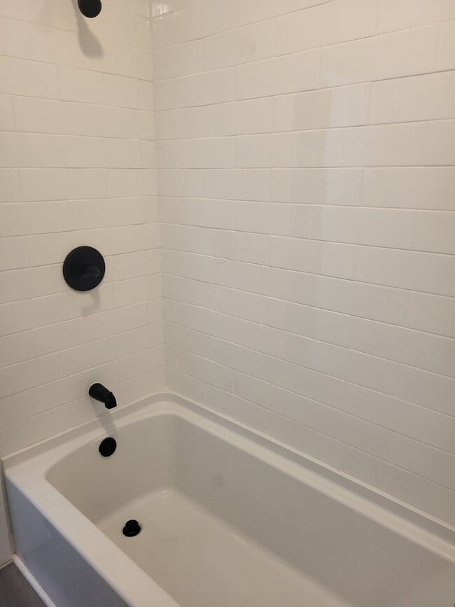 Building Photo - Newly renovated 2 bedroom in Hazelwood! Av...