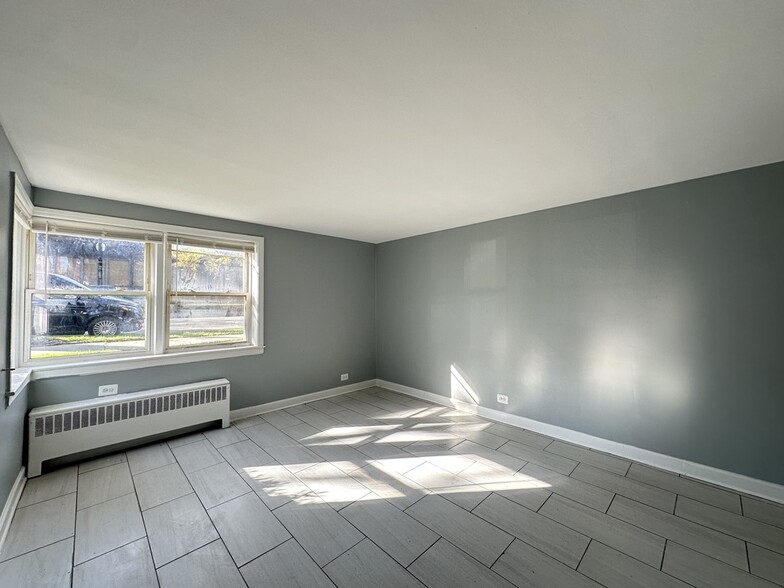 Building Photo - 6719 N California Ave