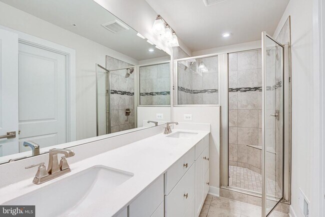 Building Photo - 14055 Sunrise Valley Dr