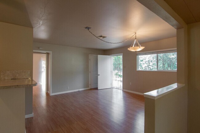 Building Photo - 2 Bedroom North Redding Home with Bonus Room. Completely Fenced!