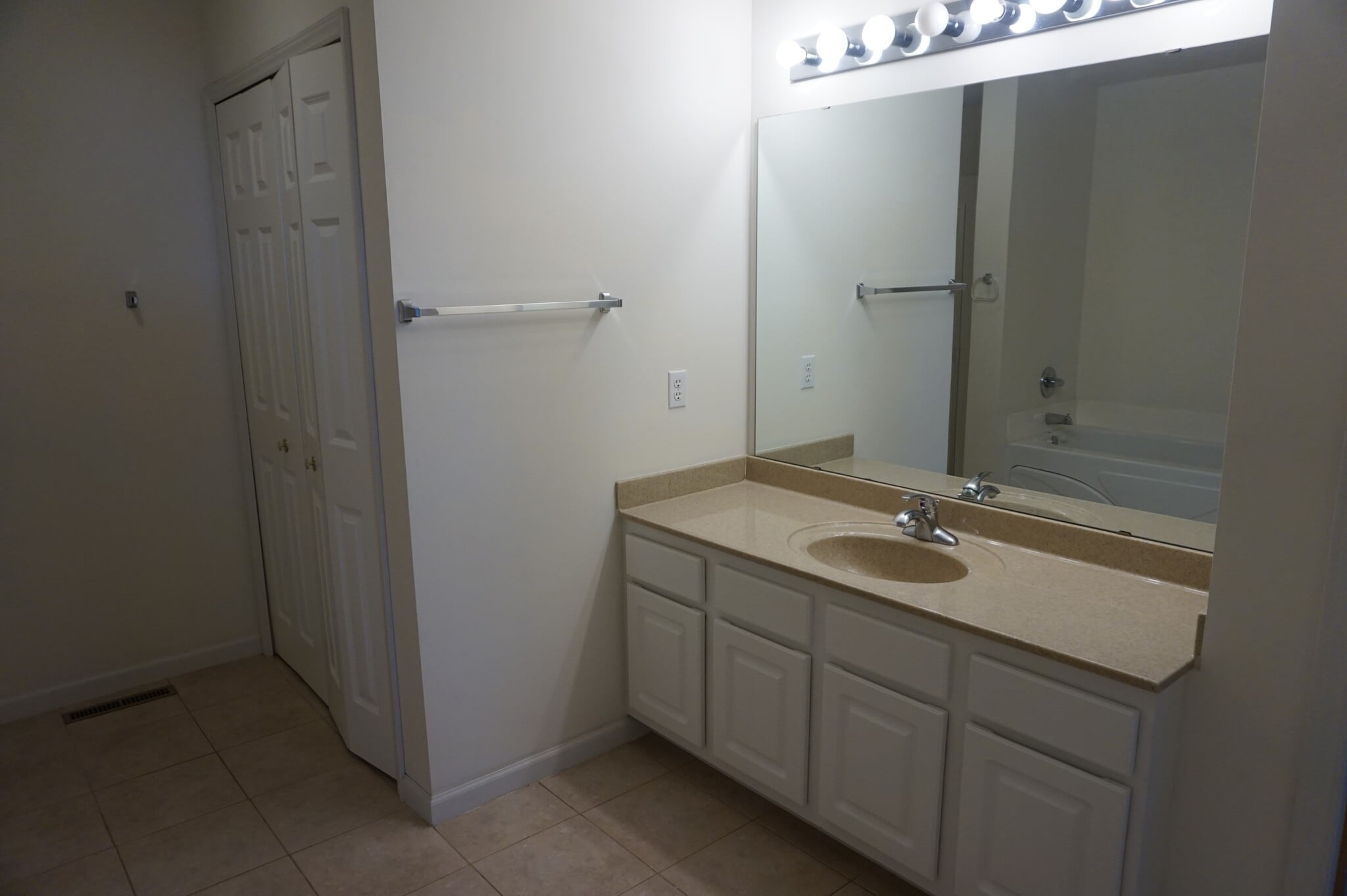 Building Photo - 612 Willoughby Way W