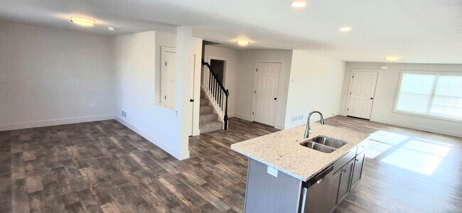 Building Photo - 3 Bedroom 2.5 Bathroom Available in Elizabethtown!