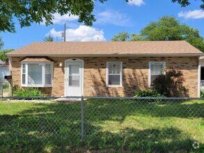 Building Photo - 3-bedroom house available now