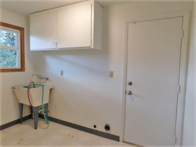 Building Photo - 3Bd/1.5Ba Single Story House - Available S...