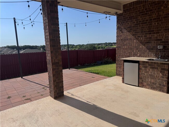 Building Photo - 2033 Catkins Ln