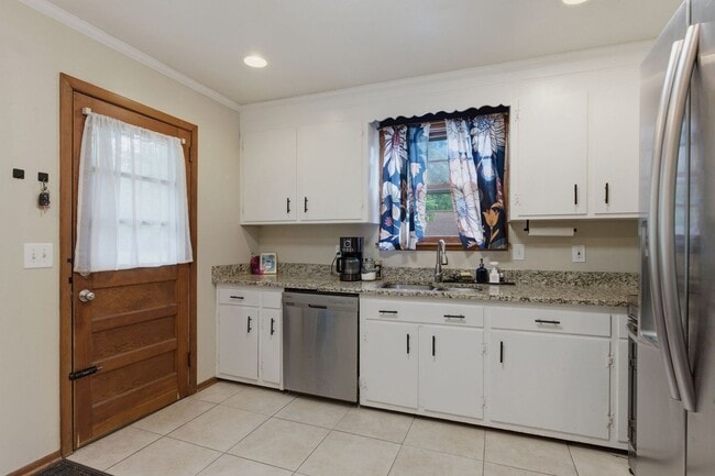 Building Photo - Two Bedroom/One Bathroom Duplex Unit