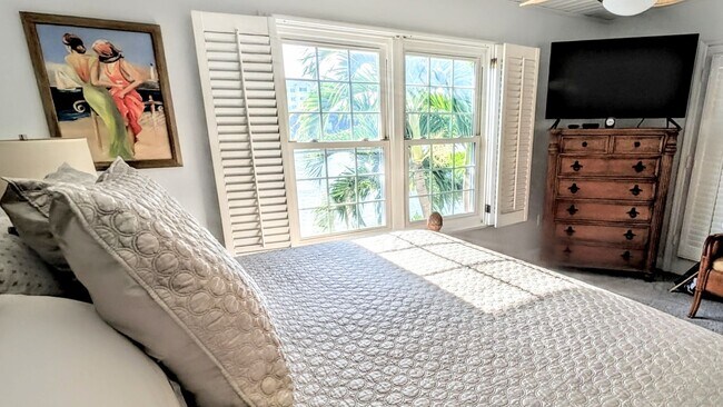 Building Photo - SEASONAL 2/2 coastal-inspired luxury condo with bay view, and boat slip