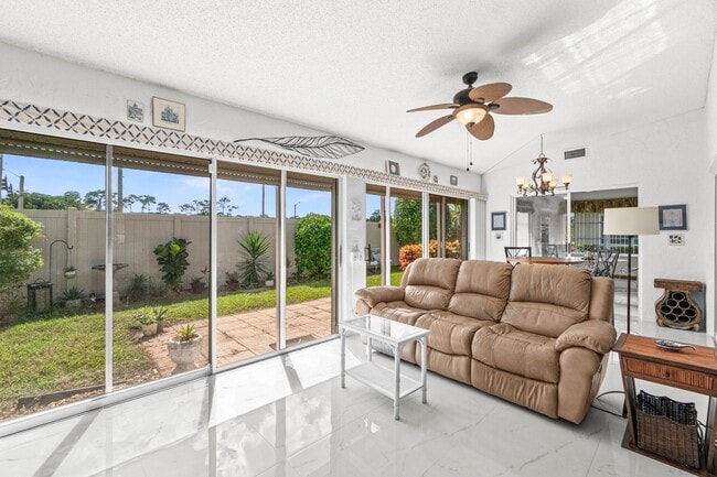 Building Photo - 10990 Greentrail Dr S