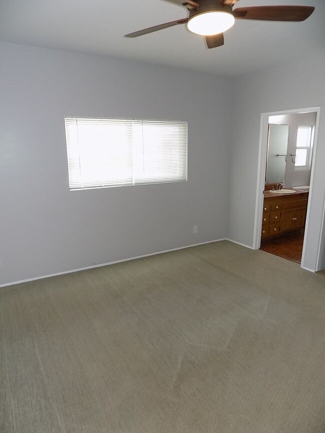 Building Photo - 3 Bedroom/2 Bathroom Craftsman | Master wi...
