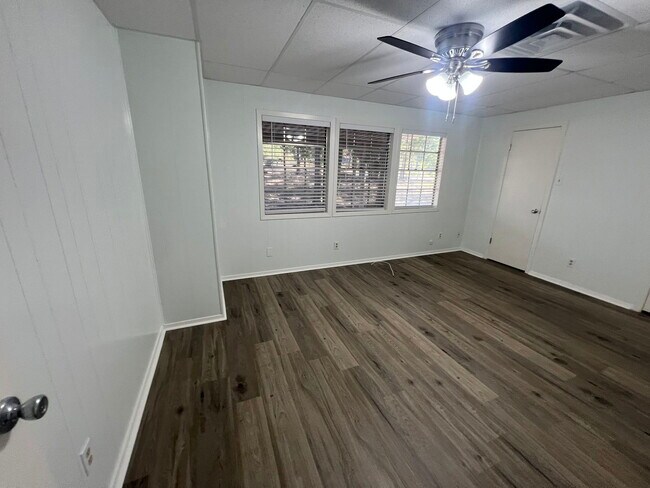 Building Photo - 11106 N Dowling Rd