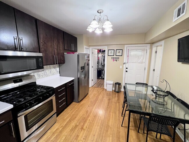 Building Photo - 2330 N Lockwood Ave