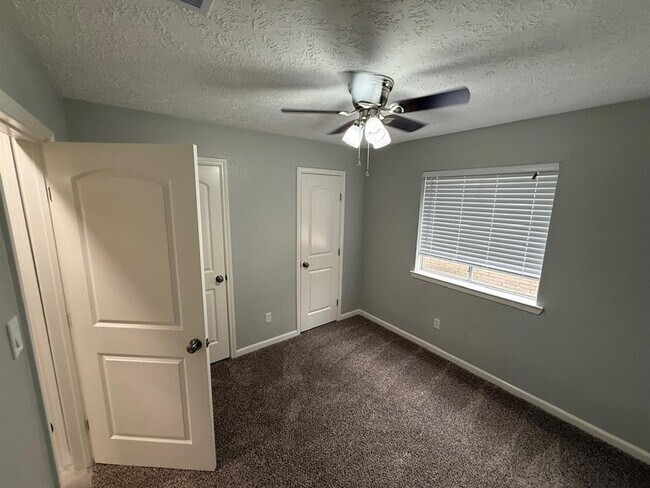 Building Photo - 2812 Forest Hills Dr