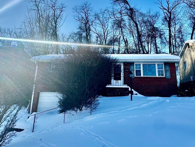 Building Photo - Charming 3 Bed/1.5 Bath Home - Integral Garage, Laundry in Basement - Available NOW in Turtle Creek!