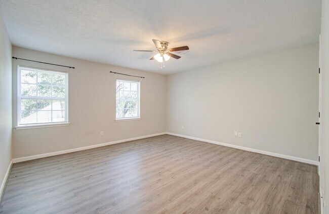 Building Photo - 591 River Plantation Dr