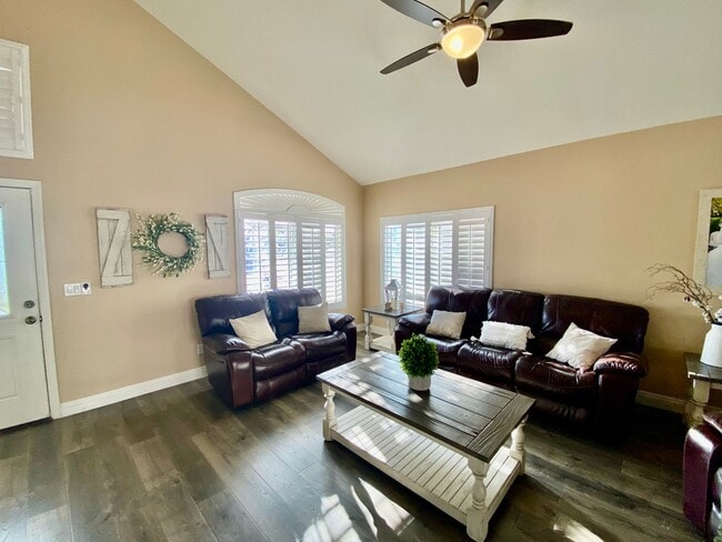 Building Photo - Gorgeous 3 bedroom Home