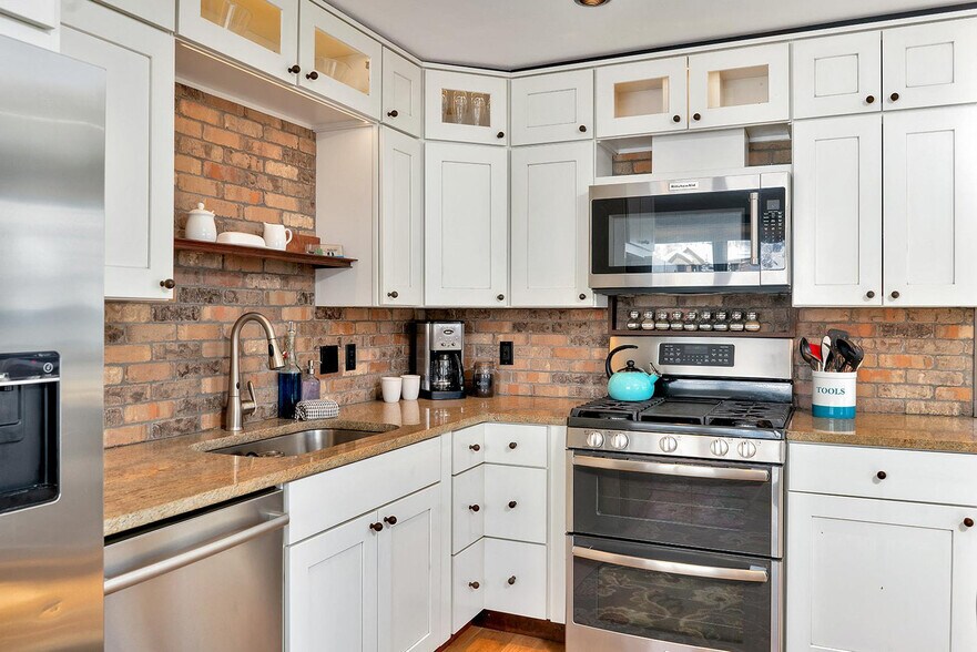 Building Photo - 747 W Pacific Ave