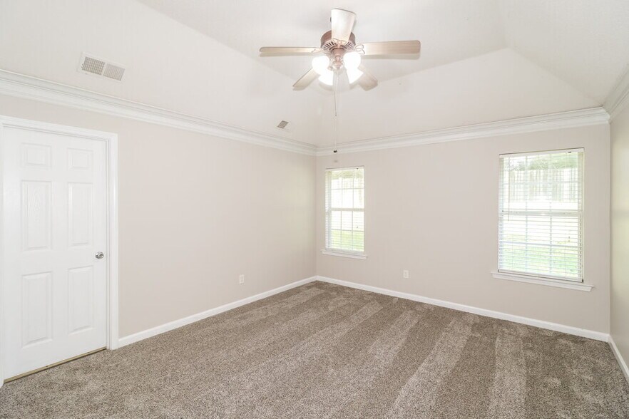 Building Photo - 305 Village Dr