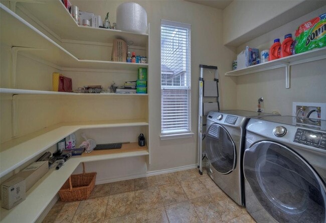 Building Photo - 8809 White Ibis Dr