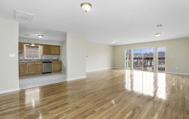 Building Photo - 276 Oraton St