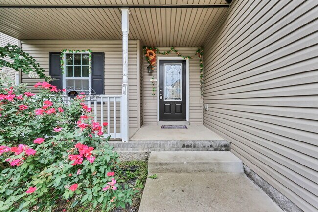 Building Photo - Wonderful 2-story home close to Ft. Campbell