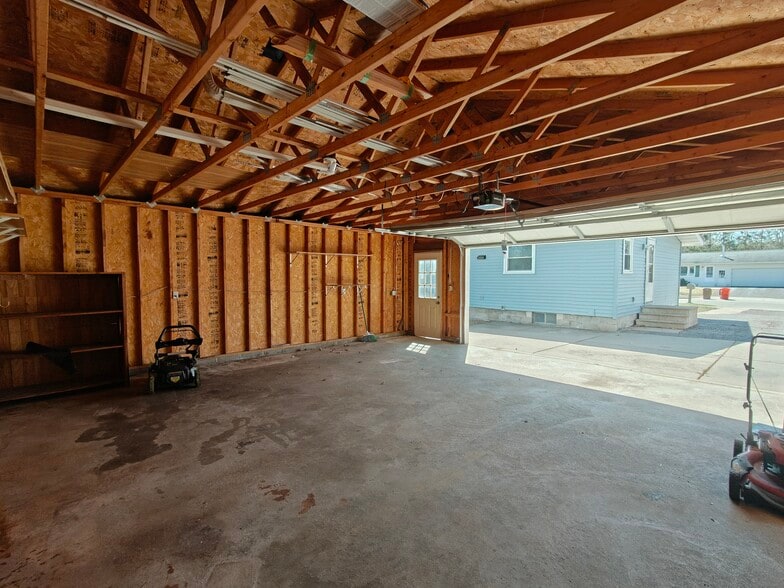Building Photo - 2212 Bartlett Ave