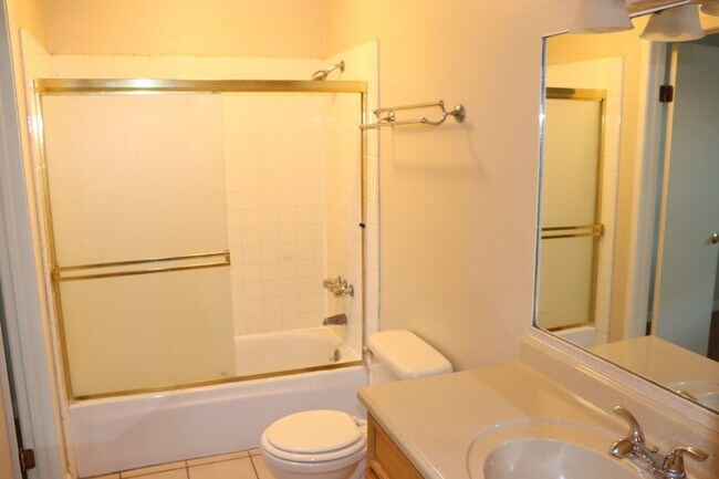 Building Photo - End unit 3 bedroom Townhouse Near Andrew H...