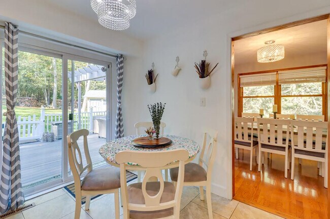 Building Photo - 1530 Wooded Acres Dr