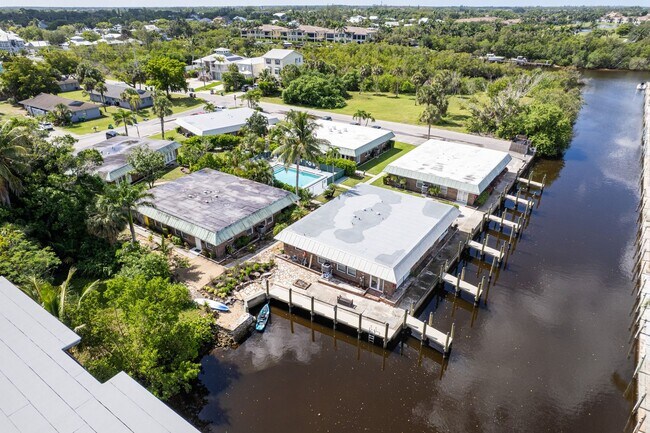 Building Photo - ** NEAR DOWNTOWN ** 2 BED / 2 BATH CONDO -...