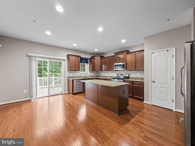Building Photo - 7425 Willow View Ln