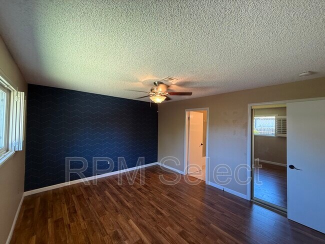 Building Photo - 1017 Silver Lake Dr