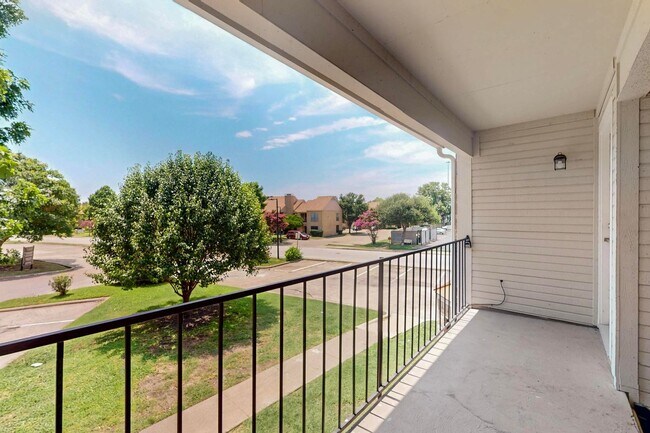 Building Photo - Stylish Upstairs Corner Unit Near Lake Ray Hubbard