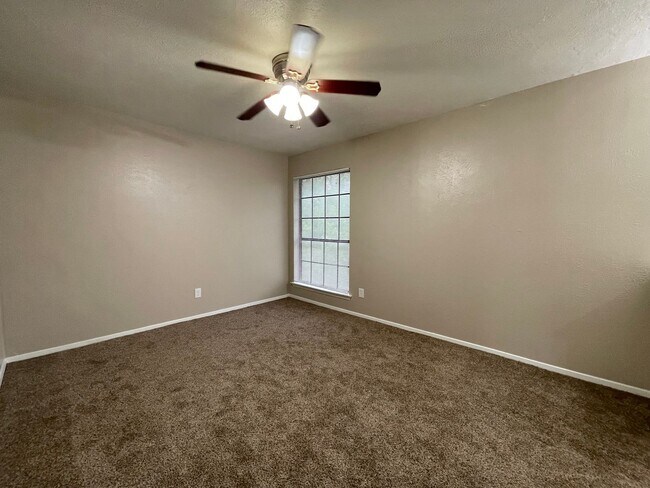 Building Photo - AVAILABLE NOW 2 BED 2 BATH APARTMENT IN EU...