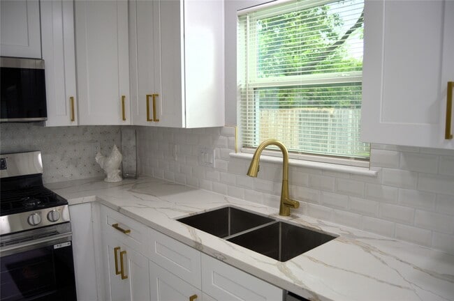 Building Photo - 3419 Southdown Dr