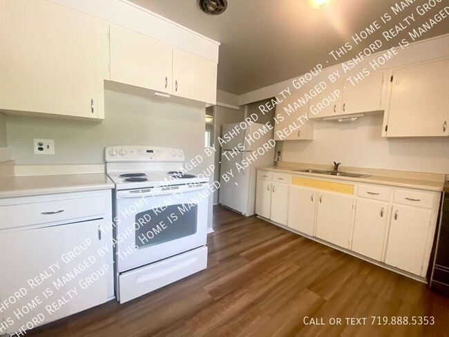 Building Photo - 2215 Bonfoy Ave