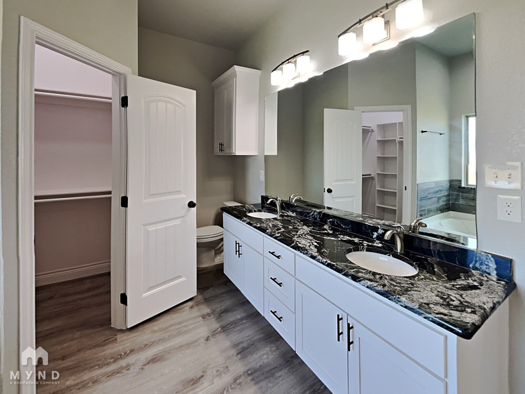 Building Photo - 375 E 9th St