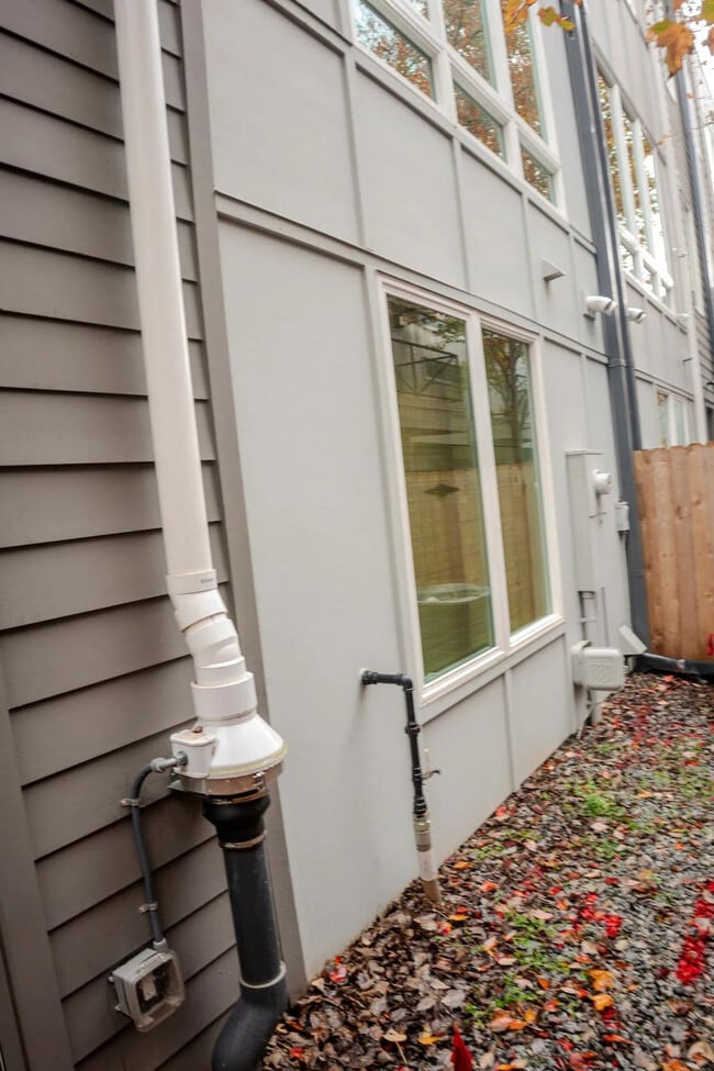 Building Photo - 1680 Memorial Dr SE