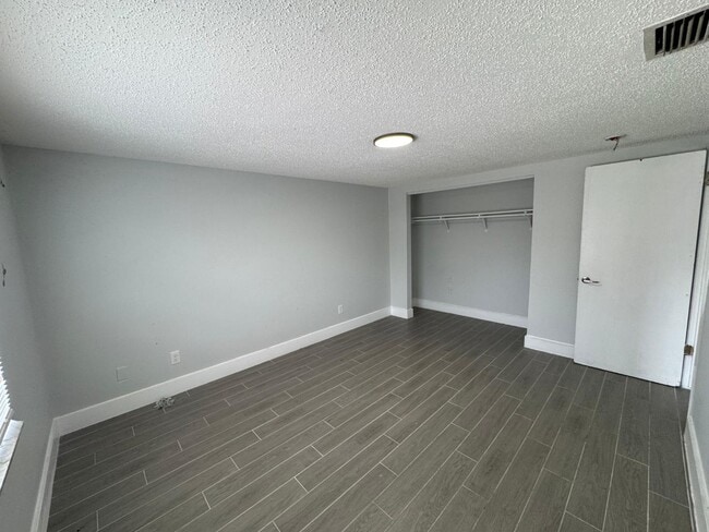 Building Photo - 13701 N 21st St