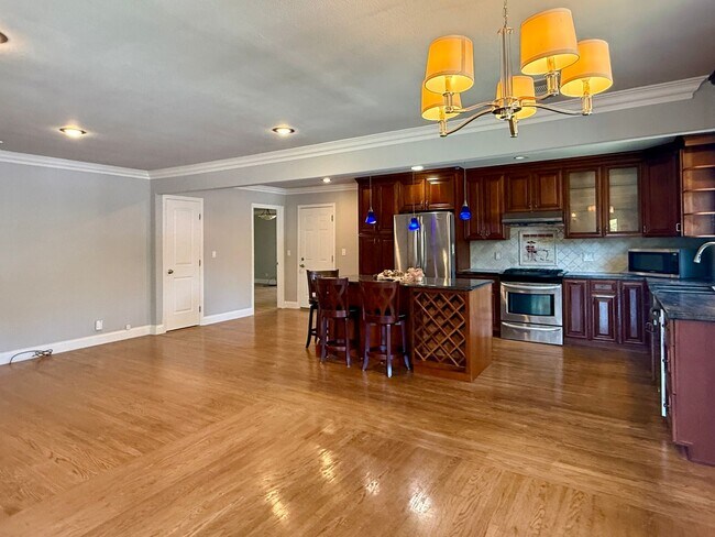 Building Photo - Bright and Spacious 3 Bedroom 2 Bath Home ...