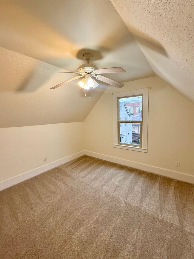 Building Photo - Charming 5-Bedroom Central District Home