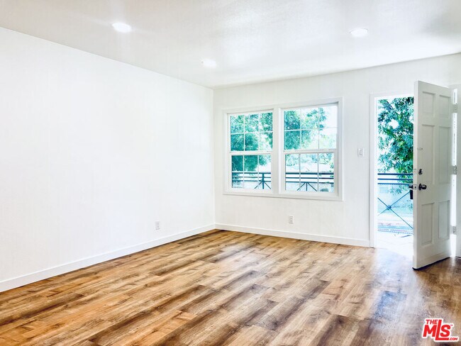 Building Photo - 938 W Glenoaks Blvd
