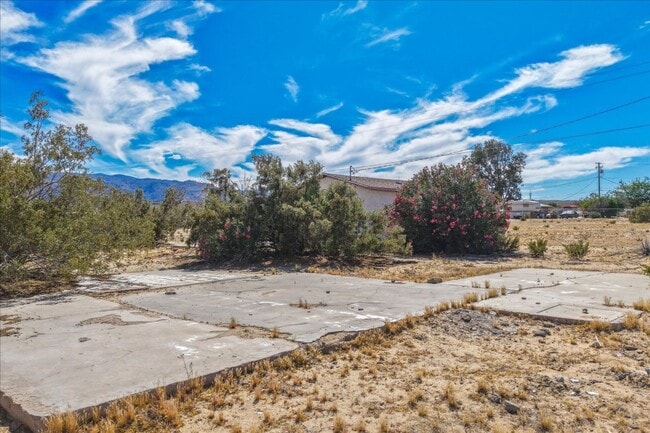 Building Photo - 2 Bedroom Home on 1.8 Acre Lot