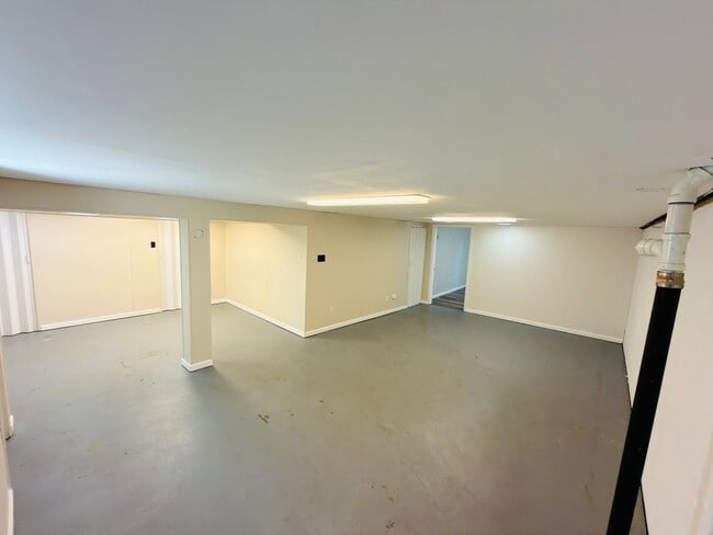 Building Photo - Move-In Ready 3BR/2BA Home with 2-Car Garage in St. Charles