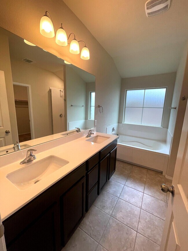 Building Photo - 263 Bainbridge Rd