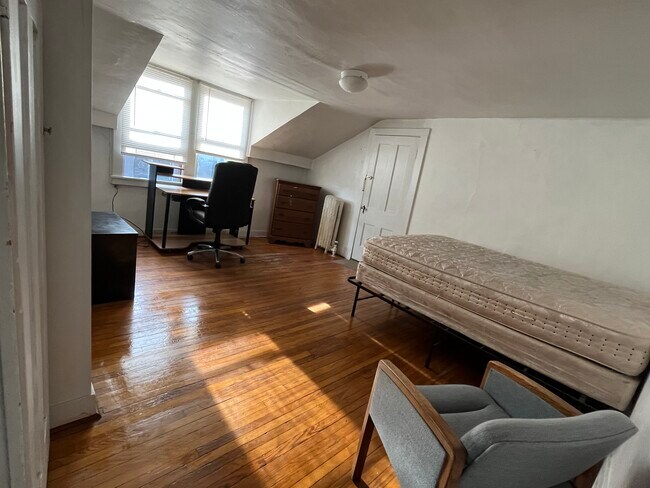 Middle bedroom - 508 E Buffalo St