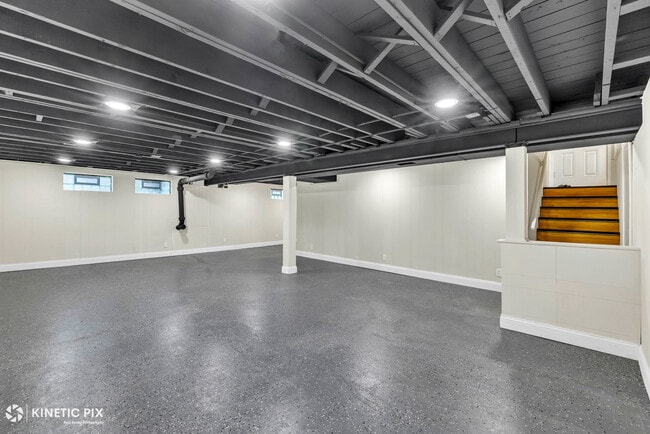 Building Photo - 4938 W Randolph St