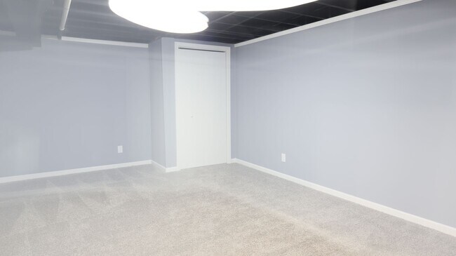 Building Photo - Spacious Modern 4 bedroom, 1 Full Ba, 2 Half bath